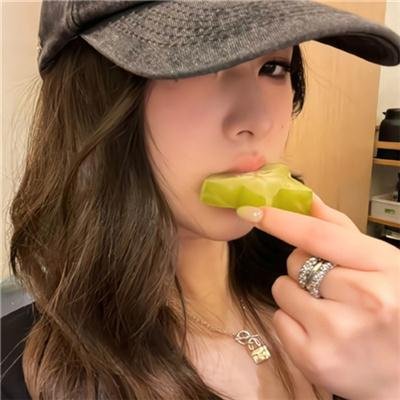 年轻女孩爱过来